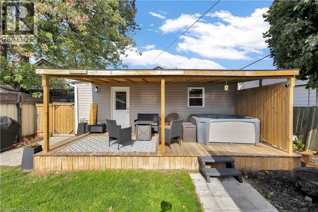 332 VANSITMART Avenue