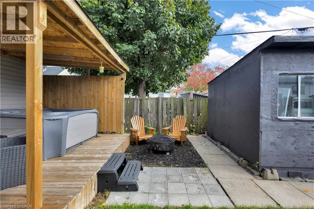 332 VANSITMART Avenue