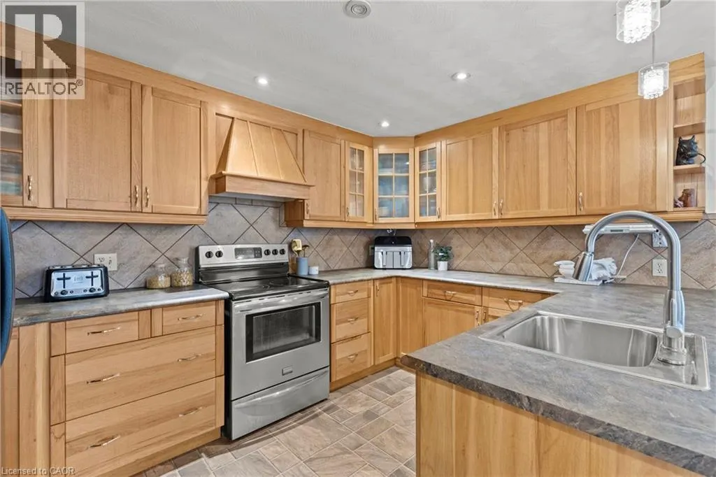 15 OAK Avenue Unit# a, #a