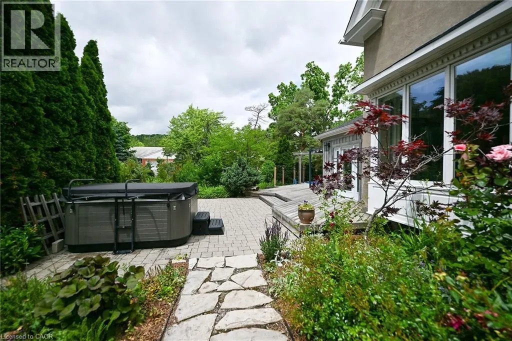 14 ROBINSON Street S