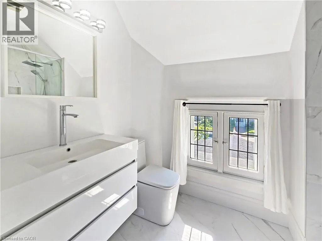 14 ROBINSON Street S