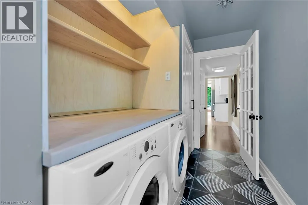 14 ROBINSON Street S