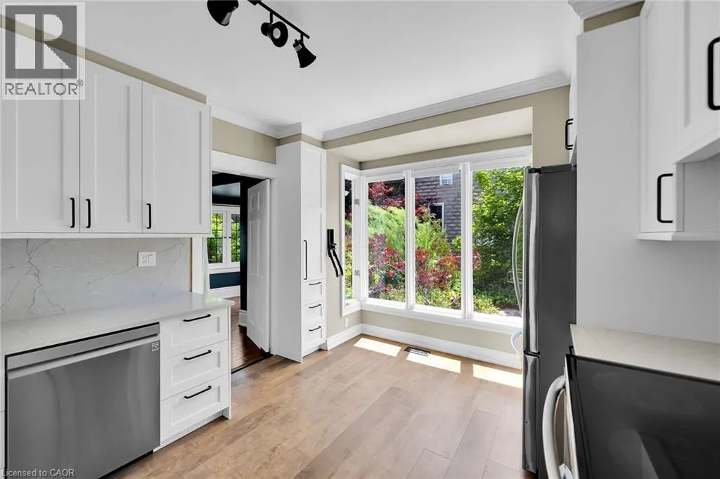 14 ROBINSON Street S