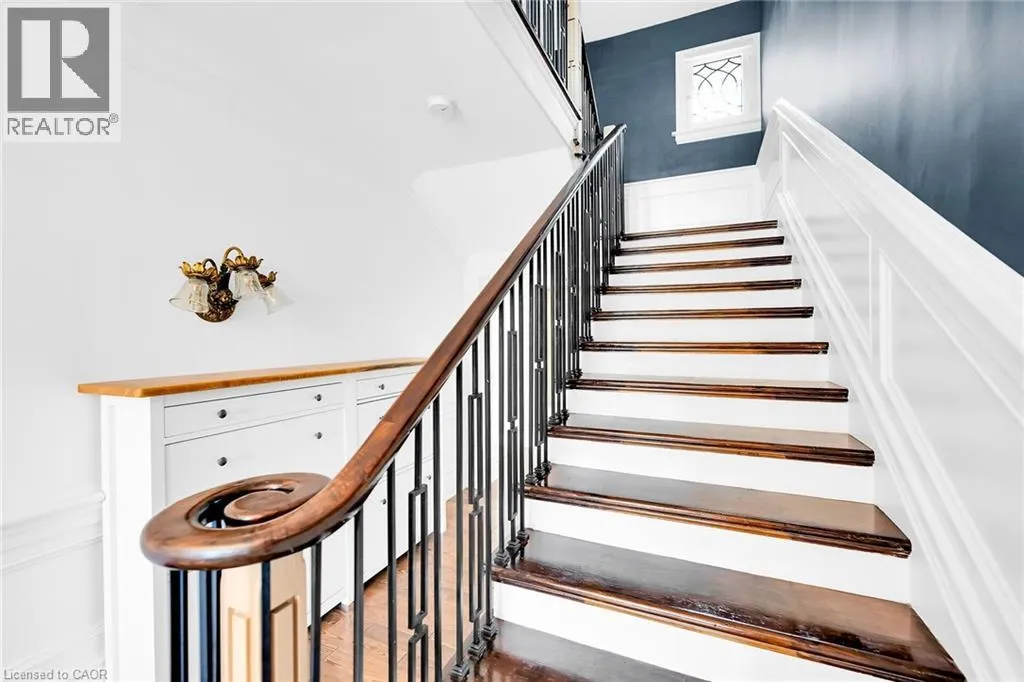 14 ROBINSON Street S