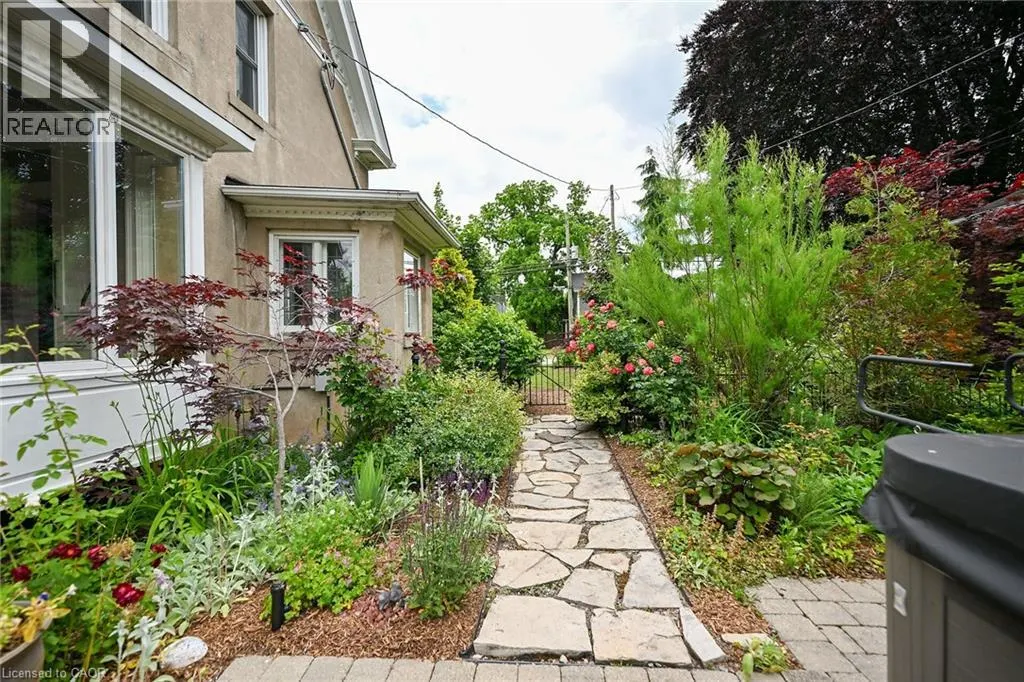 14 ROBINSON Street S