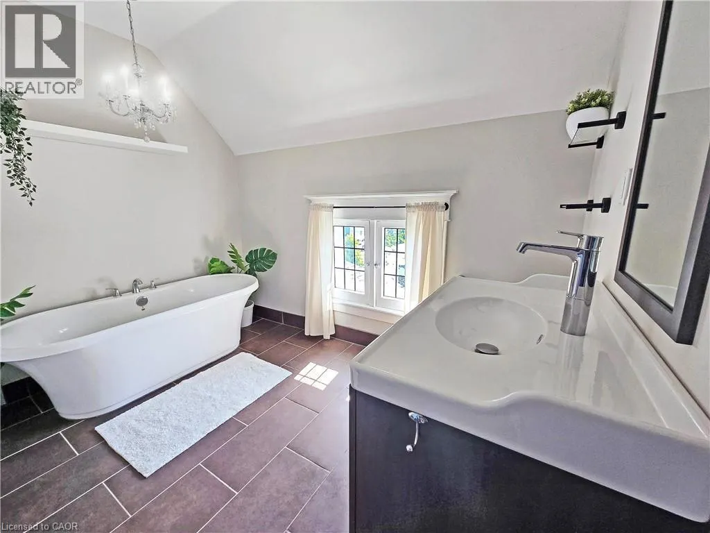 14 ROBINSON Street S