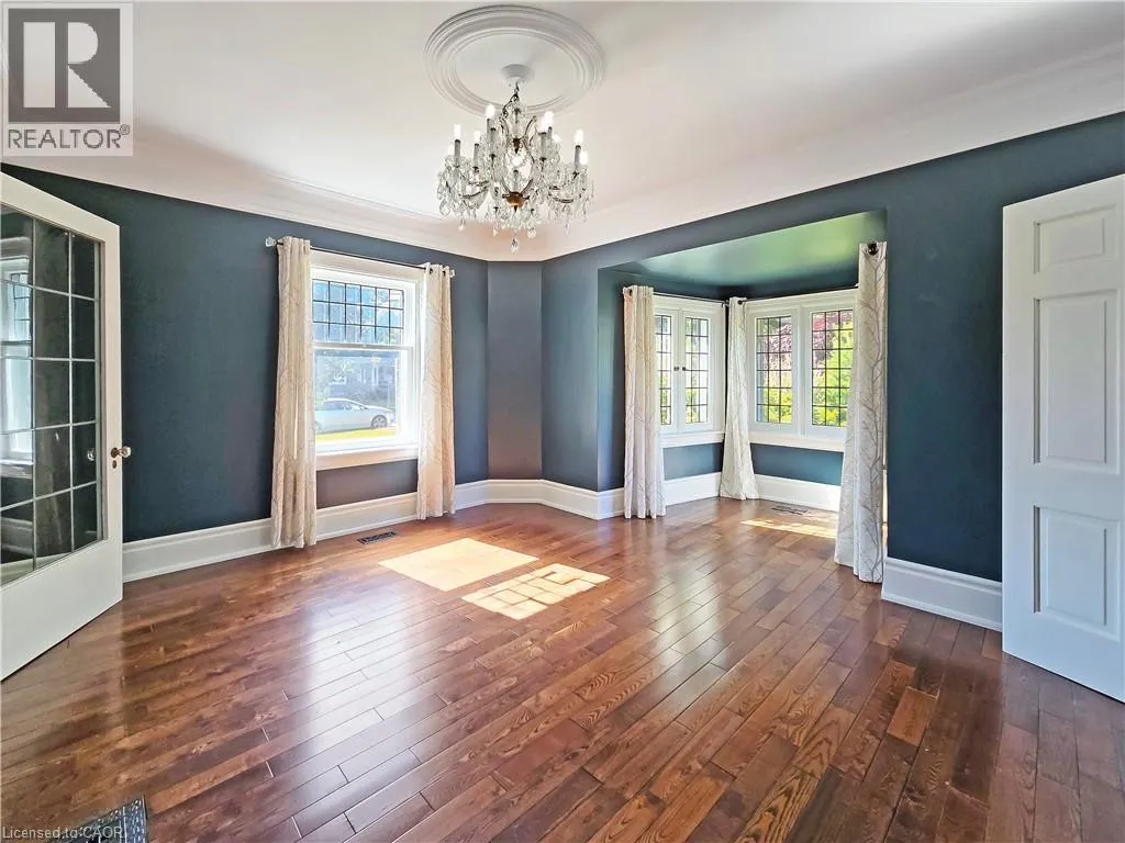 14 ROBINSON Street S