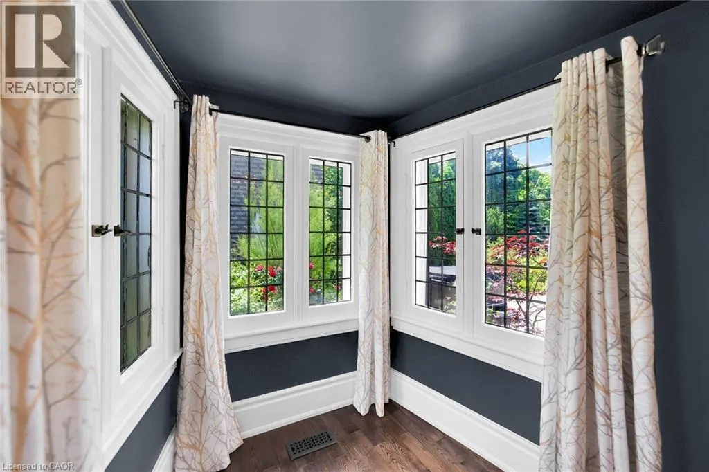 14 ROBINSON Street S