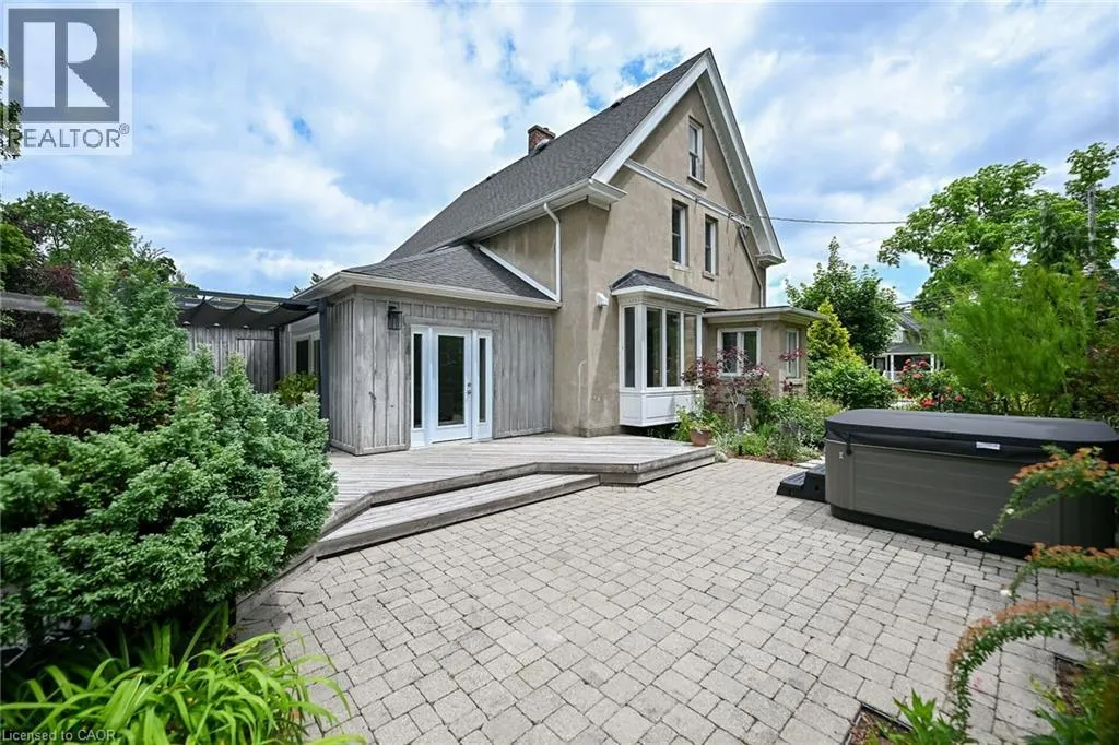 14 ROBINSON Street S