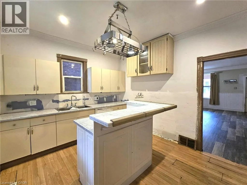 35 FAIRLEIGH Avenue N