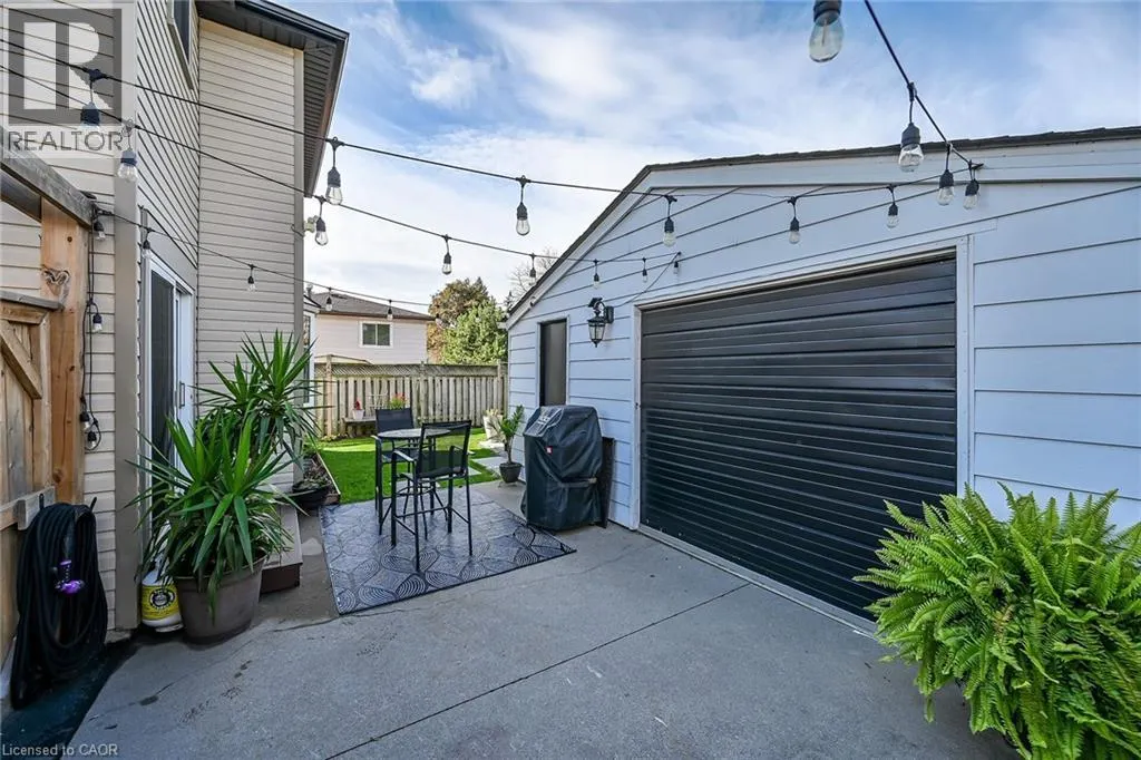 211 BIRCHCLIFFE Crescent