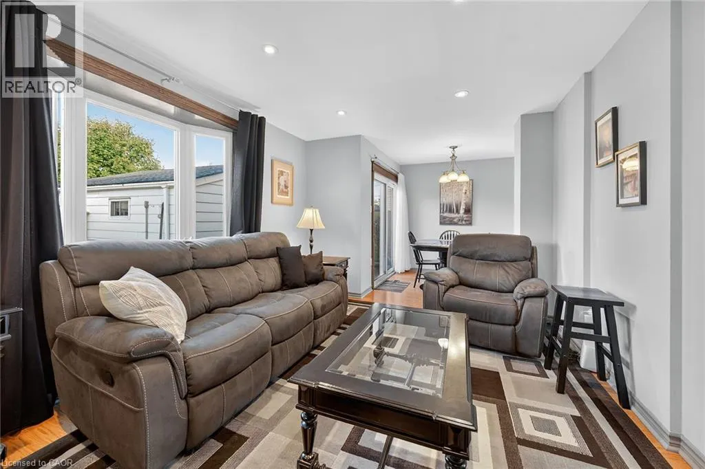 211 BIRCHCLIFFE Crescent