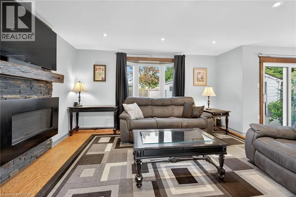211 BIRCHCLIFFE Crescent
