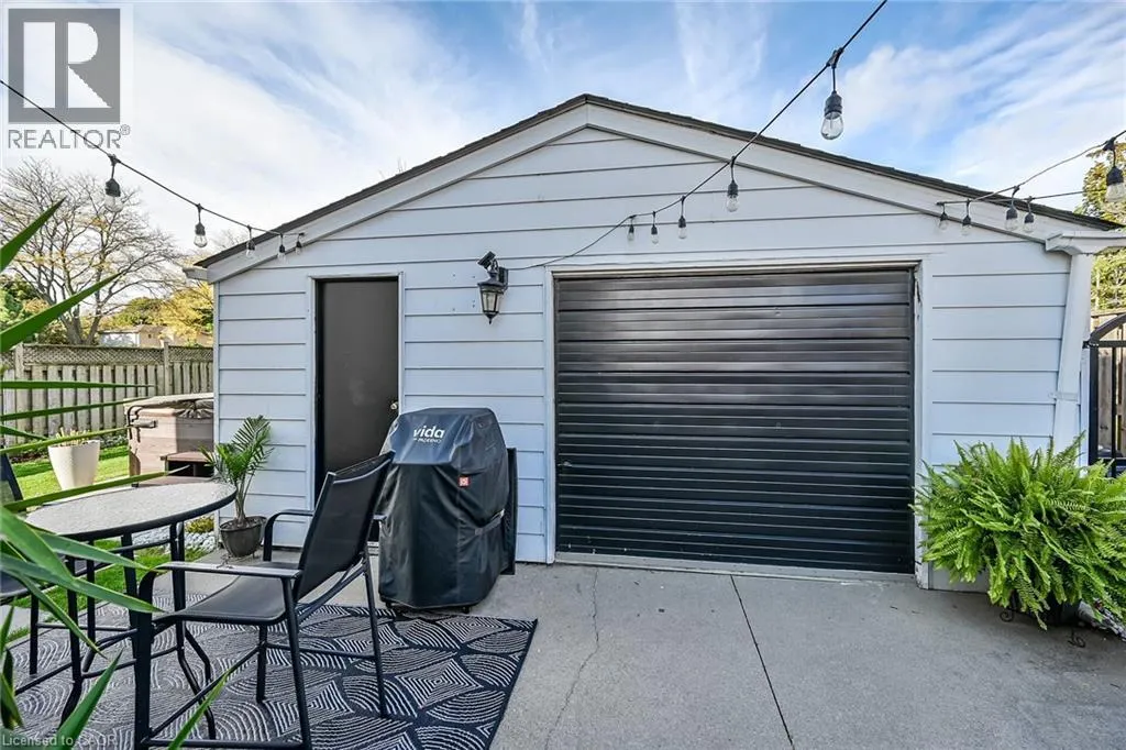 211 BIRCHCLIFFE Crescent