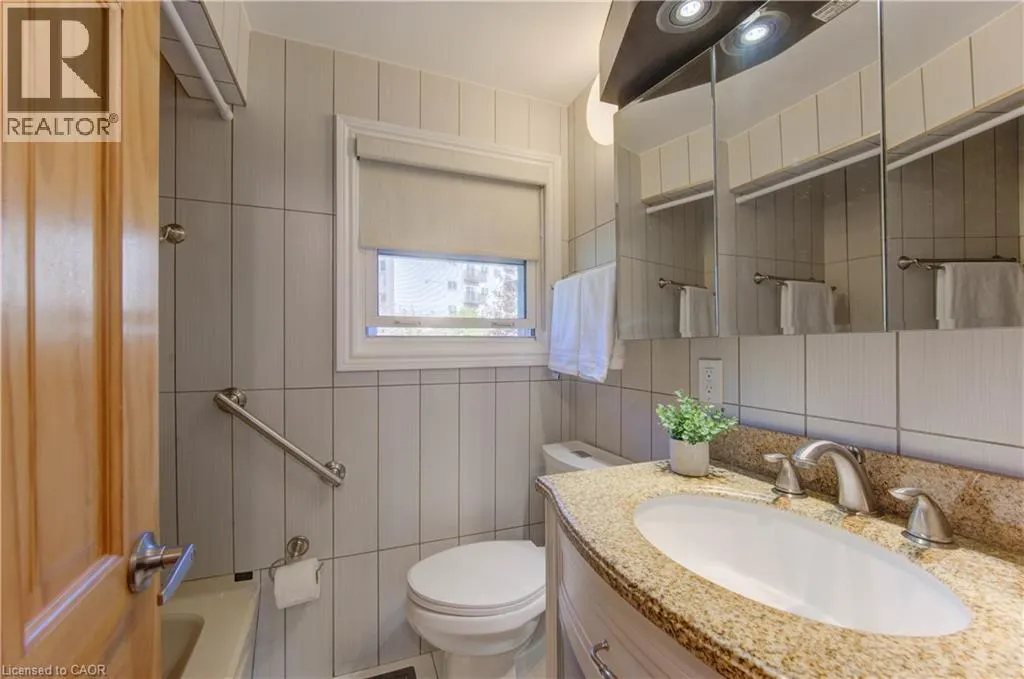 476 WELLINGTON Street N