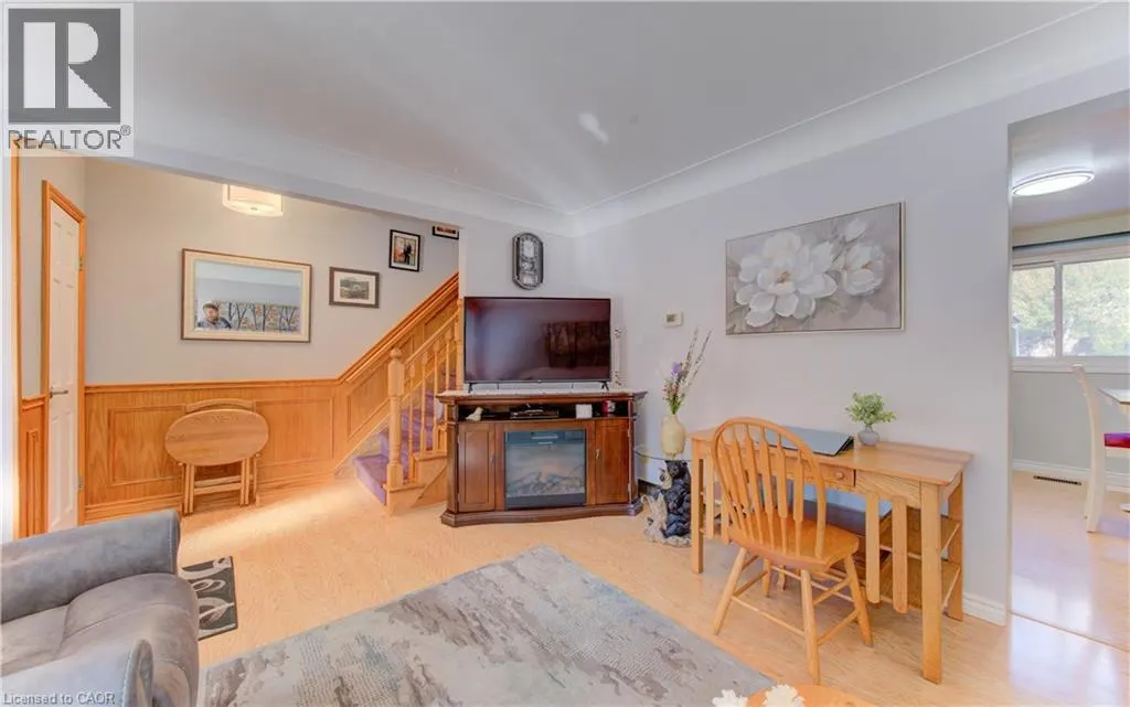 476 WELLINGTON Street N