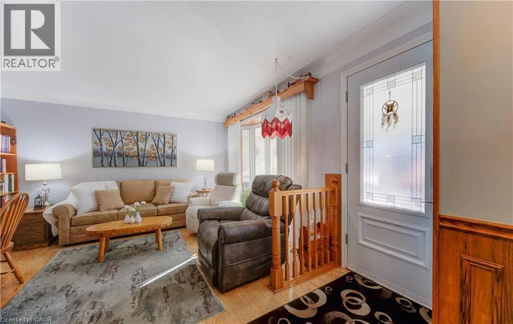 476 WELLINGTON Street N