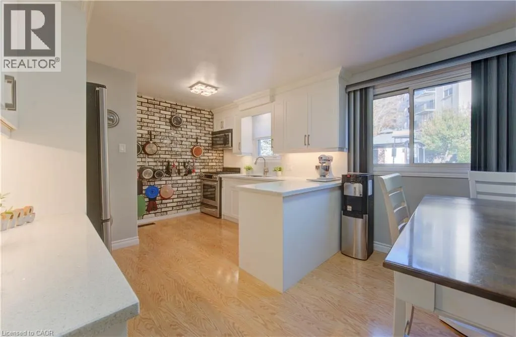 476 WELLINGTON Street N