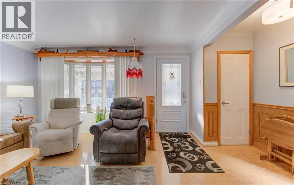 476 WELLINGTON Street N