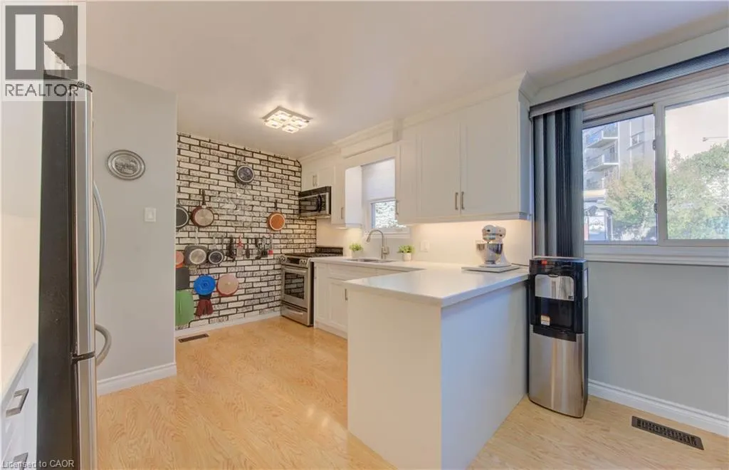 476 WELLINGTON Street N