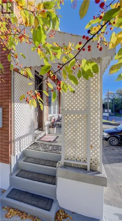 476 WELLINGTON Street N