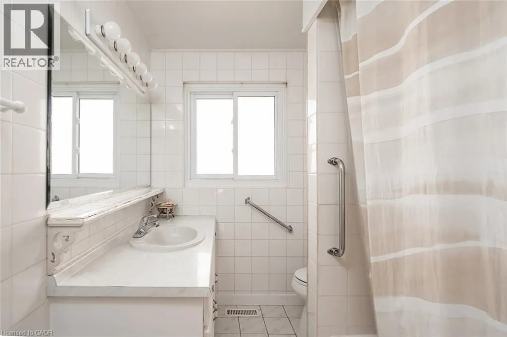 652 ARDLEIGH Crescent