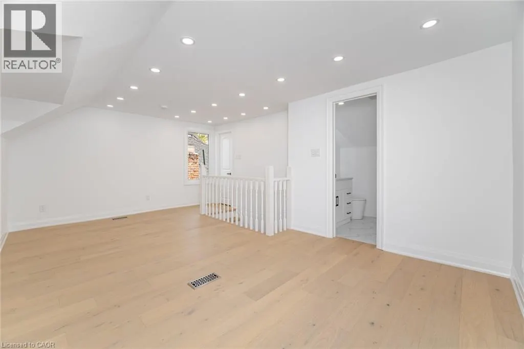 285 CHARLTON Avenue W