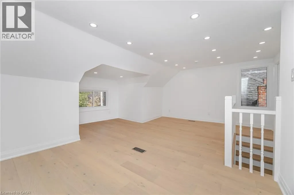 285 CHARLTON Avenue W