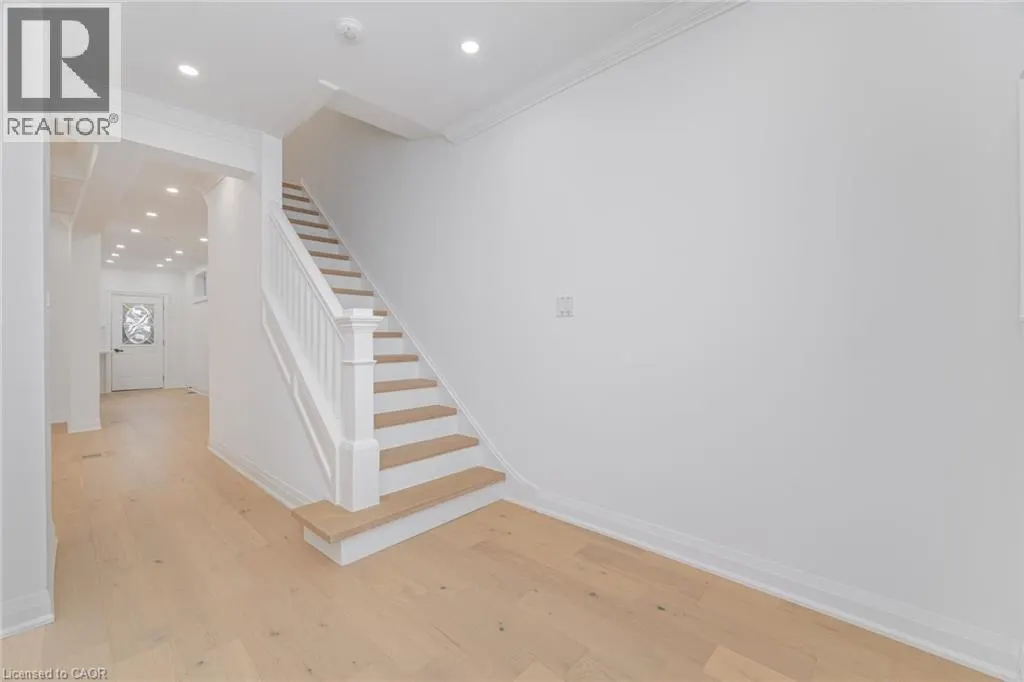 285 CHARLTON Avenue W