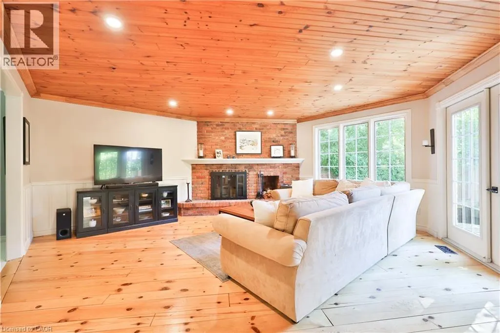 206 ROSSMORE Boulevard