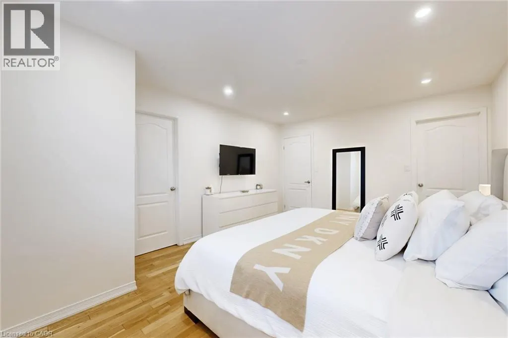 43 BANKFIELD Crescent