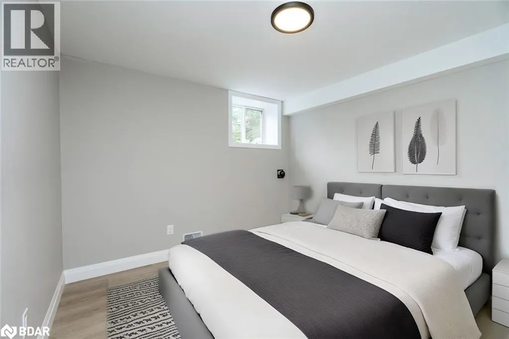 16 HILLVIEW Crescent