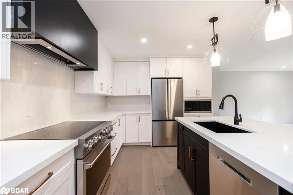 16 HILLVIEW Crescent