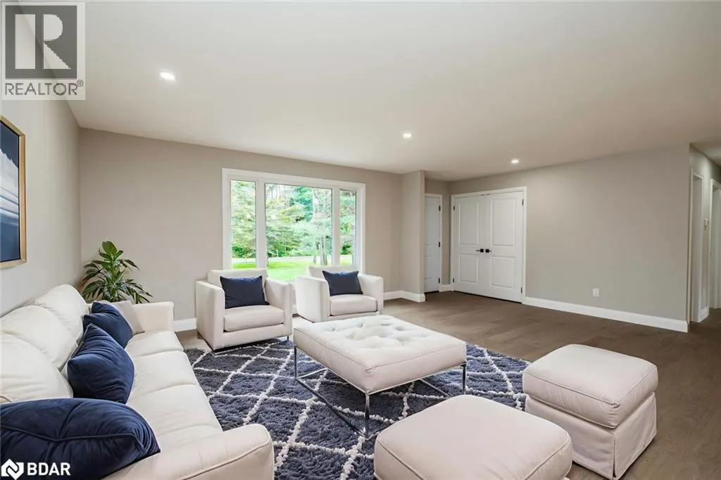 16 HILLVIEW Crescent