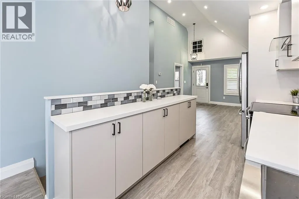 95 HOUGHTON Avenue N