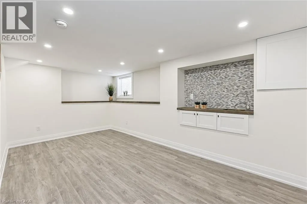 95 HOUGHTON Avenue N