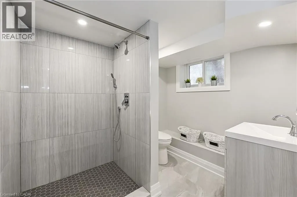 95 HOUGHTON Avenue N