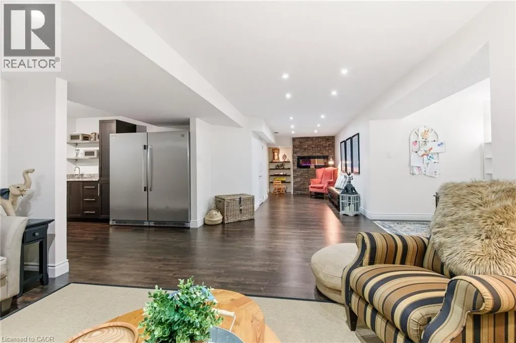 32 HINRICHS Crescent