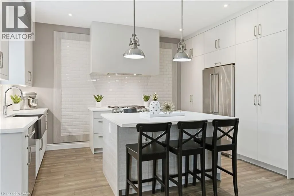 32 HINRICHS Crescent