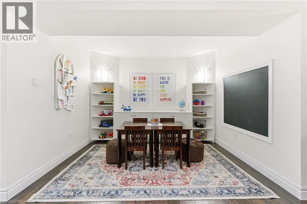 32 HINRICHS Crescent