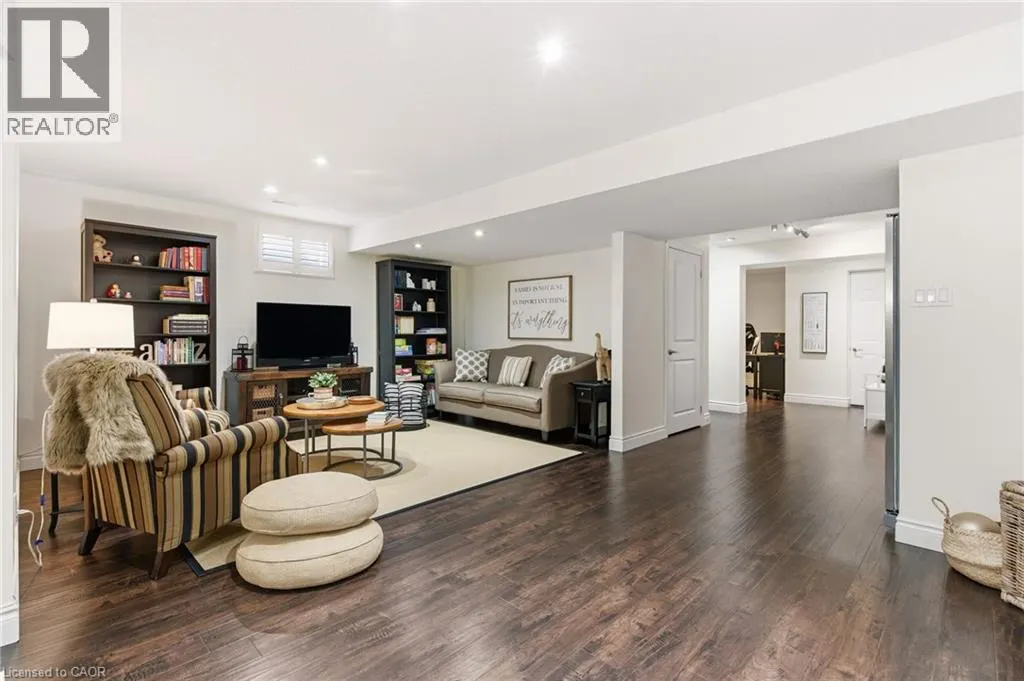 32 HINRICHS Crescent