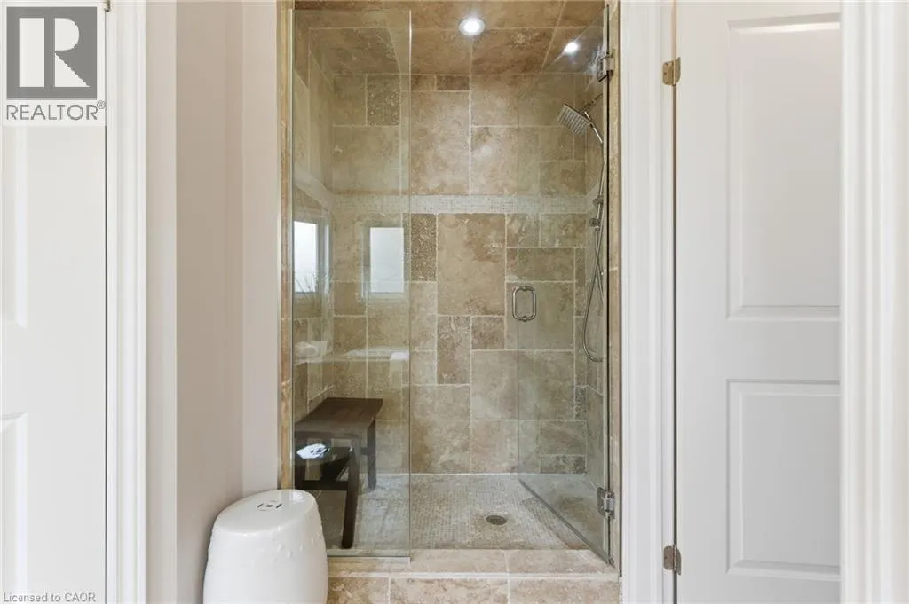 32 HINRICHS Crescent