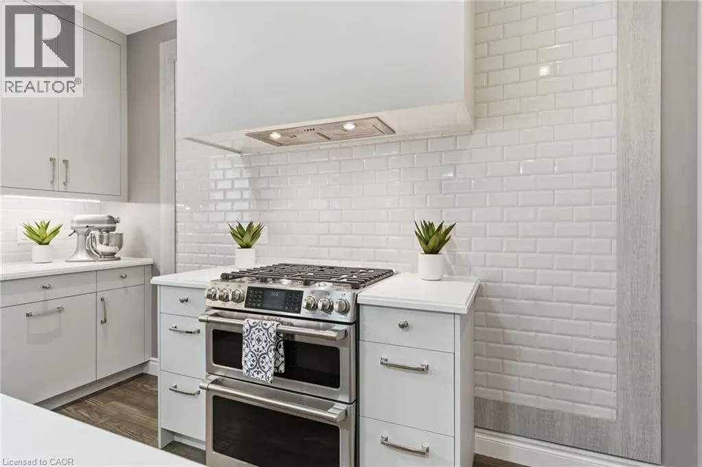 32 HINRICHS Crescent