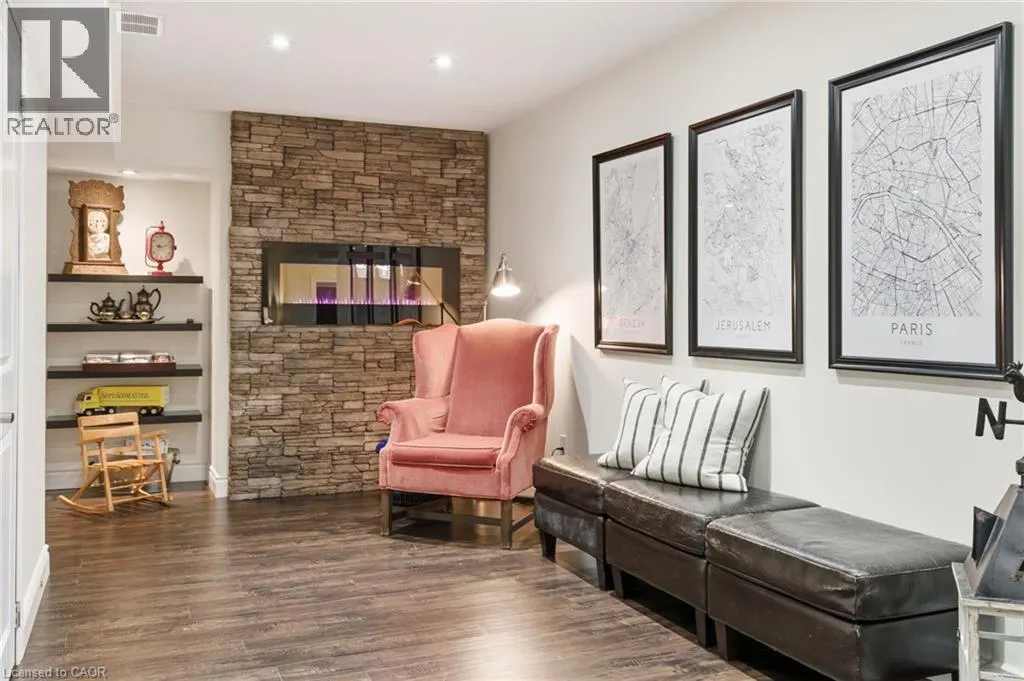 32 HINRICHS Crescent