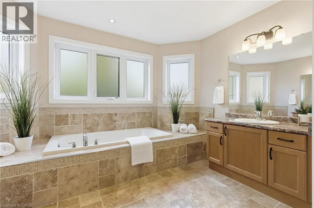 32 HINRICHS Crescent