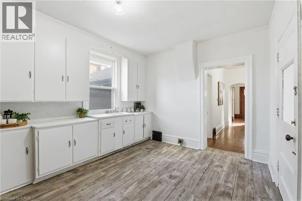 217 EMERALD Street N