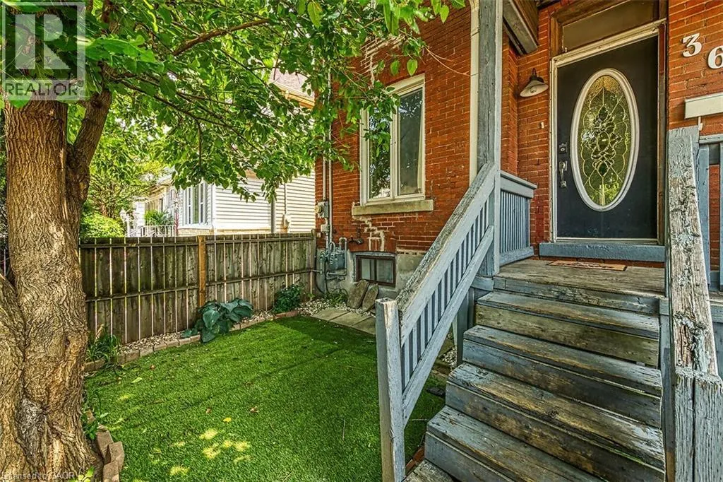 368 EMERALD Street N