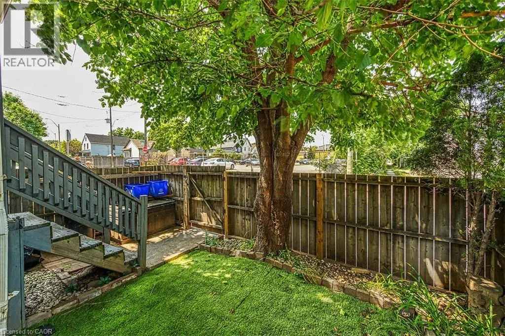 368 EMERALD Street N