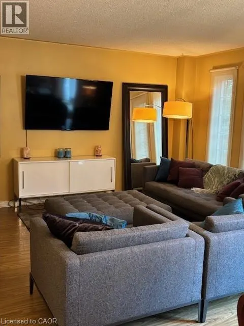 98 FELLOWES Crescent