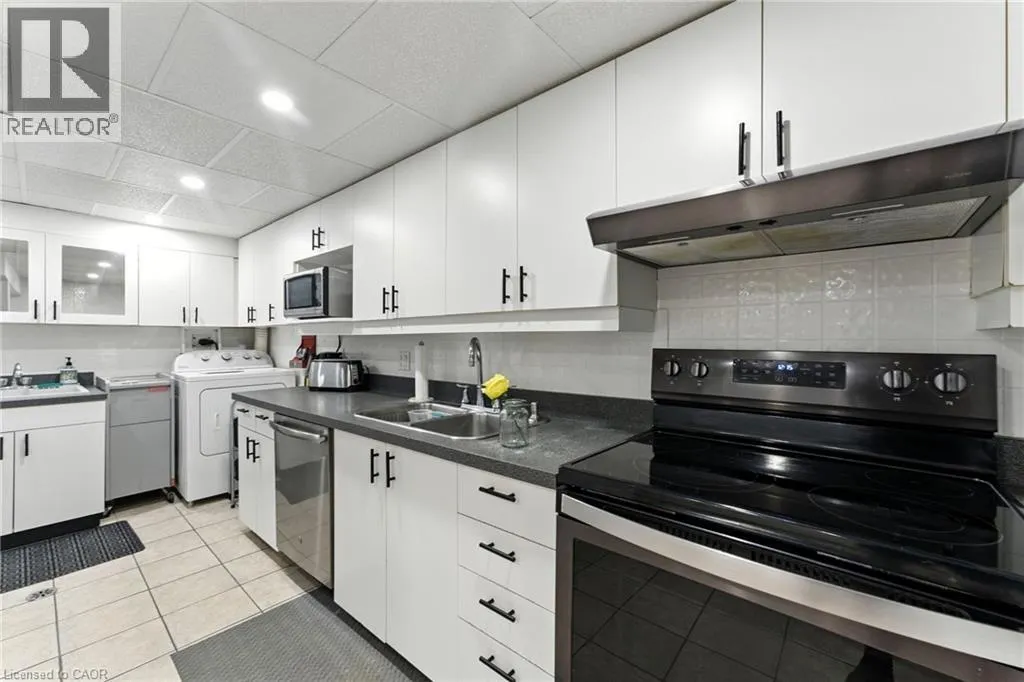 1043 CANFIELD Crescent